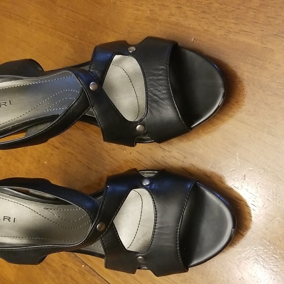 Tahari black leather heeled sandals. Size 7.5 - Picture 2 of 9